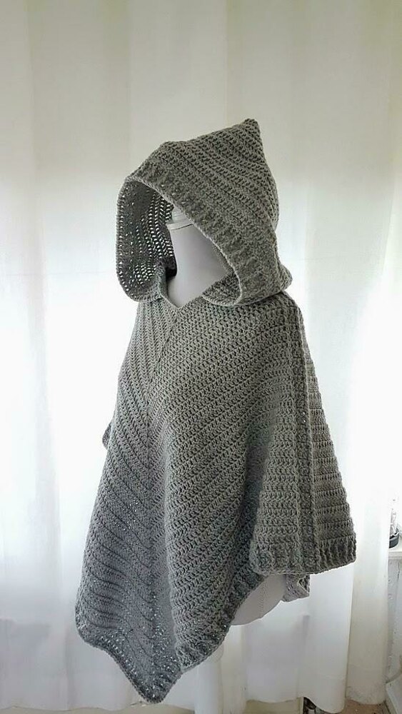Modèle de poncho à capuche au crochet par Frisian Knitting