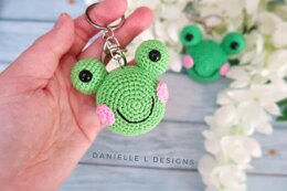 Green frog amigurumi keychain