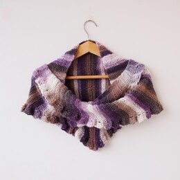 Triangle shawl with ruffles