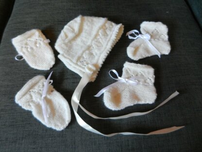 Baby Bonnet, Bootee, Mitten Set in 3 ply