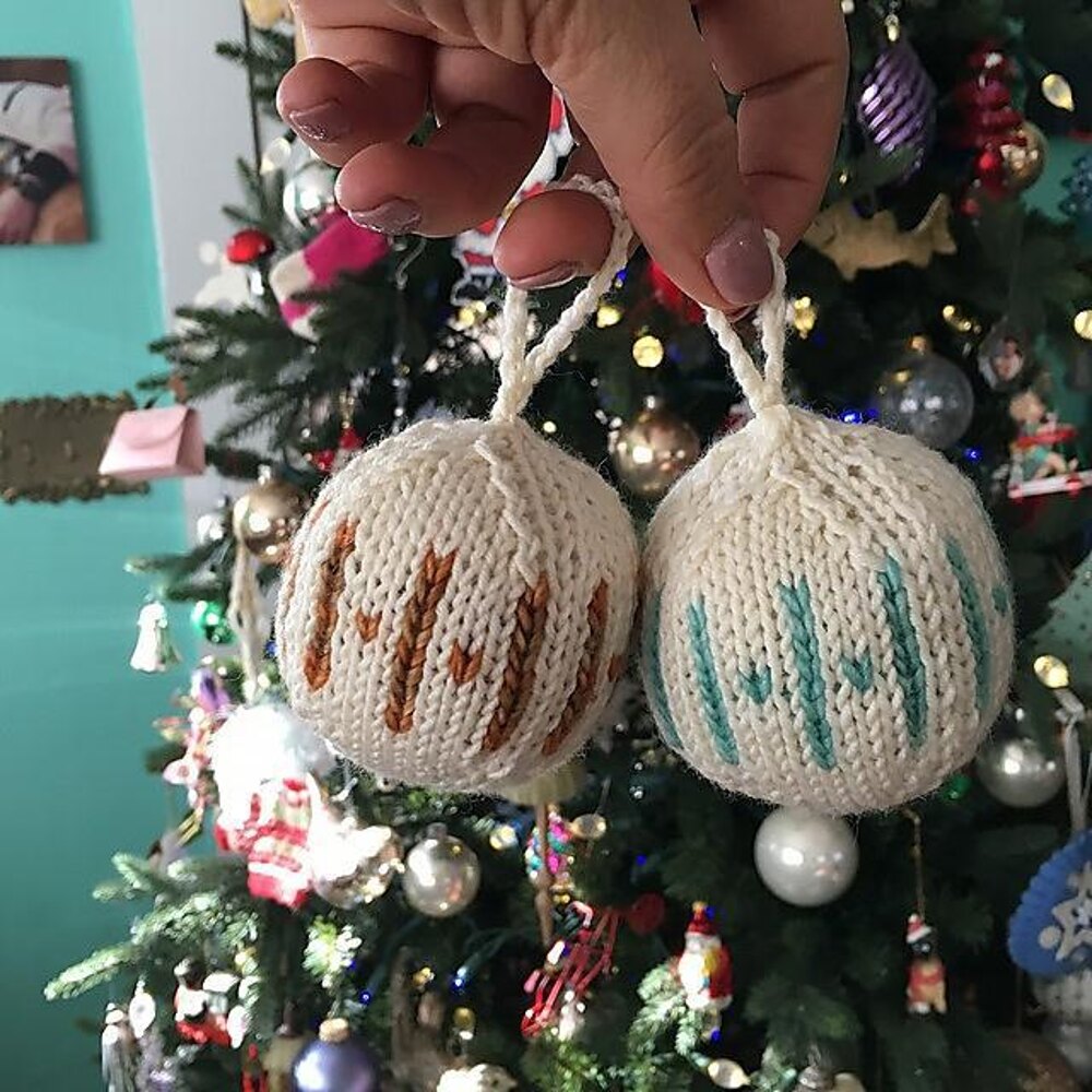 Quick Christmas Bauble Pattern using Stranded Knitting Skills