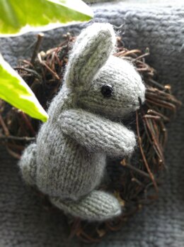 Easter rabbit toy knitting pattern. Amigurumi bunny pattern. Easy knitting toy pattern for beginners. PDF tutorial