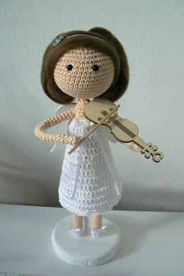 Angel playing the violin