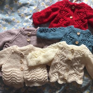 Knitting Pattern Baby Blanket Cardigan matinée manteau et chapeau DK King Cole 5588