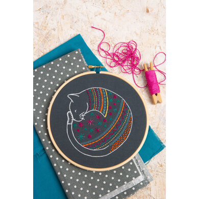 Hawthorn Handmade Black Cat Printed Embroidery Kit - 7in