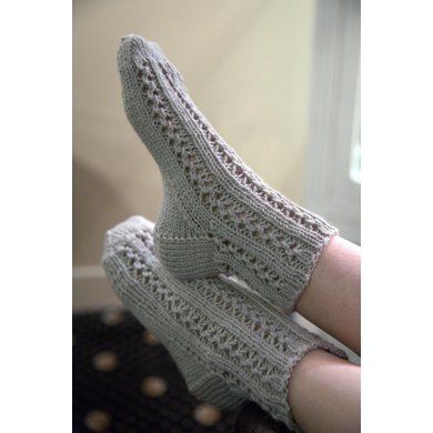 Lace Bed Socks in Plymouth Yarn Arequipa Worsted - F651 - Downloadable PDF