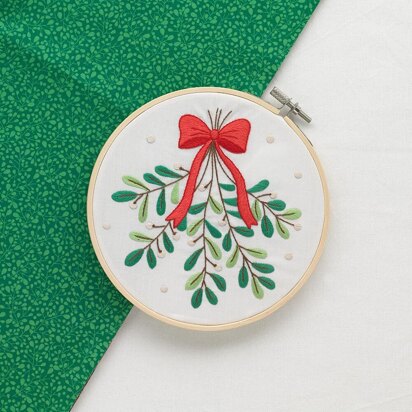Mint & Make Mistletoe Bow 6" Embroidery Kit