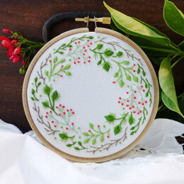 Tamar Christmas Crown Printed Embroidery Kit - 4in