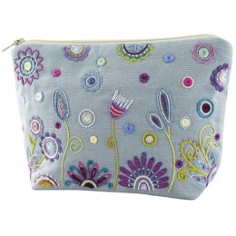 Un Chat Dans L'Aiguille Blue Floral Pouches Embroidery Kit