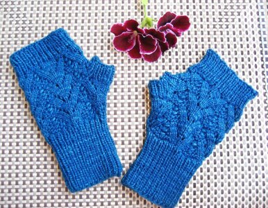 Nordic Lace Mitts (Instructions to work in the round)