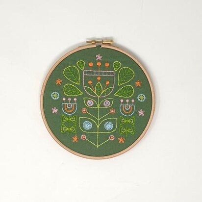 Creative World Of Craft Tulip Trio Printed Embroidery Kit - 6"