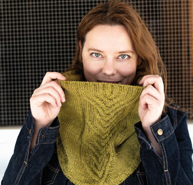 "Parthenon Cowl by Irina Anikeeva" - Cowl Knitting Pattern For Women in The Yarn Collective