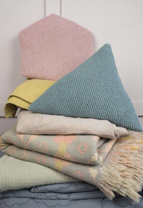 Poppy (Triangle) Cushion in Rowan Cotton Wool - RB003-00011-ENP - Downloadable PDF
